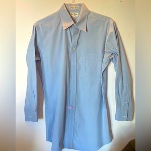 Men’s trim fit light blue 1 pocket long sleeve button down Oxford style shirt